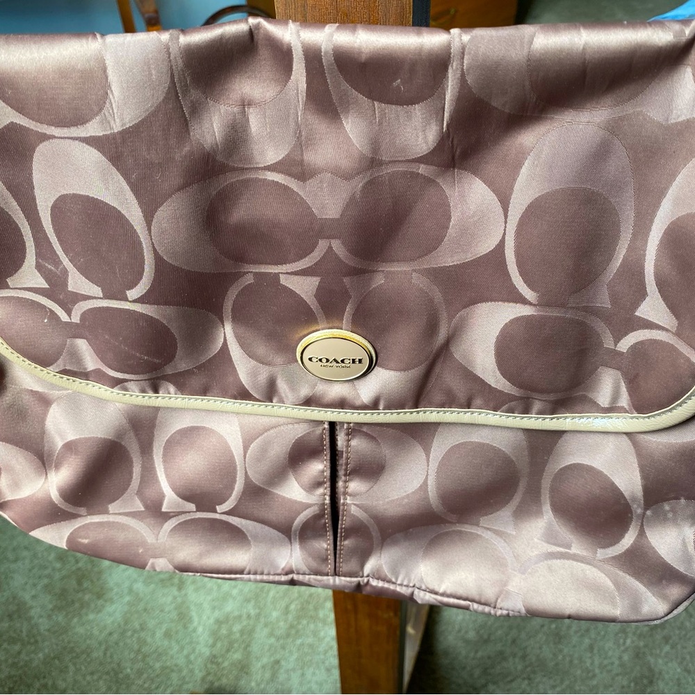 Very gently used authentic Coach messenger style purse.